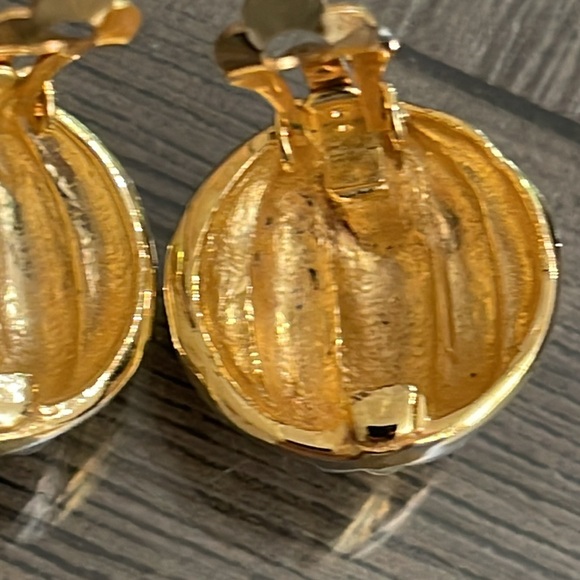Vintage Round Two-tone Ribbed Clip Earrings - Picture 8 of 15